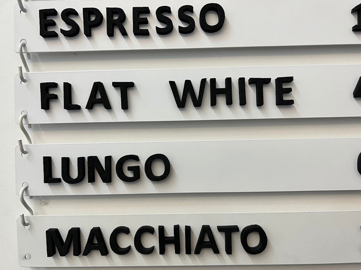 Beyaz renkte, kolay güncellenebilir metal fiyat listesi.