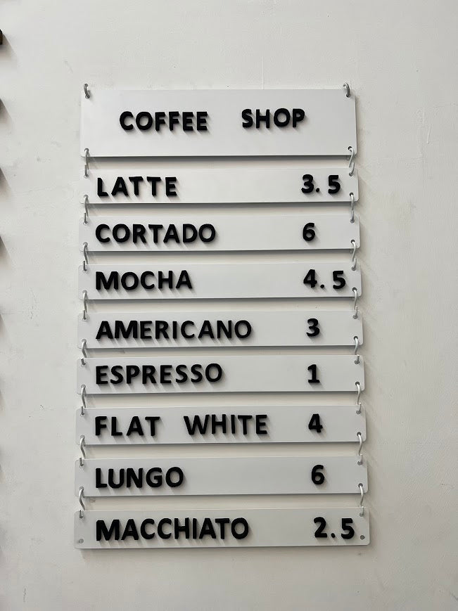 Mıknatıslı harflerle değiştirilebilir beyaz menü tabelası.