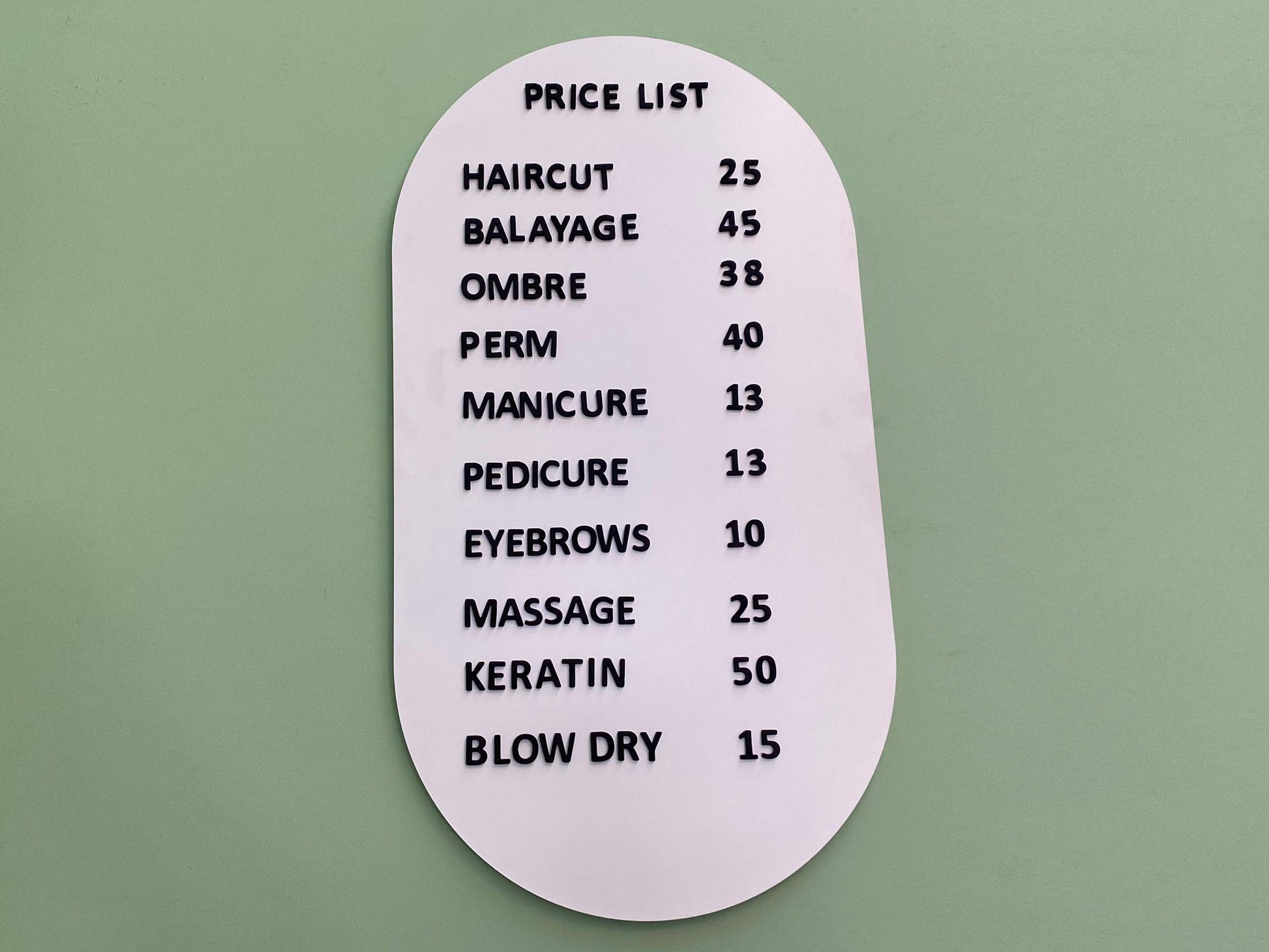 Beyaz zeminli fiyat panosu, minimal ve temiz bir tasarıma sahiptir.