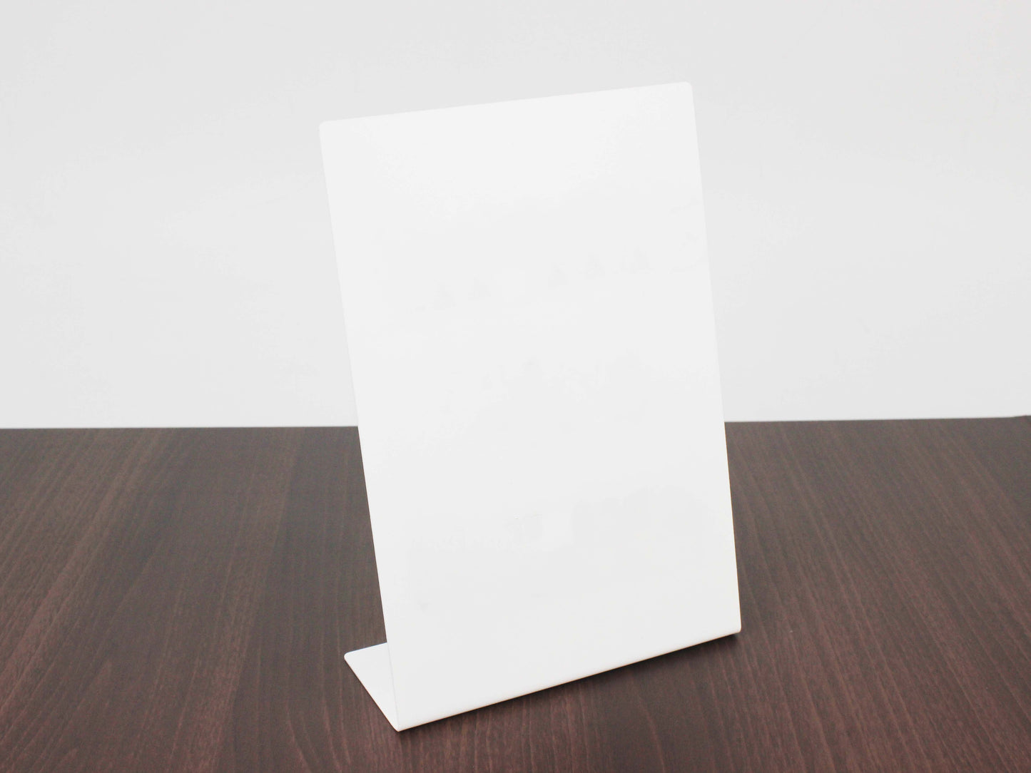 İşletme içi bilgilendirme için mıknatıslı yazı panosu