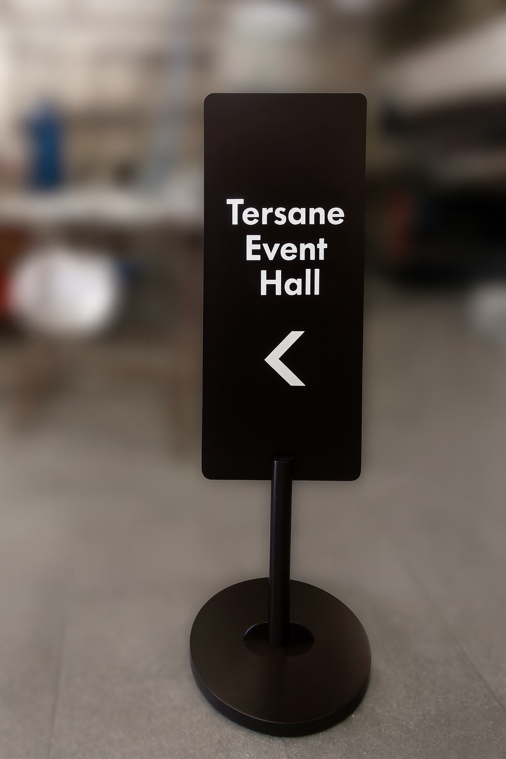 Bina ve ofis girişlerinde misafirleri yönlendirmek için kullanılan metal ayaklı tabela.