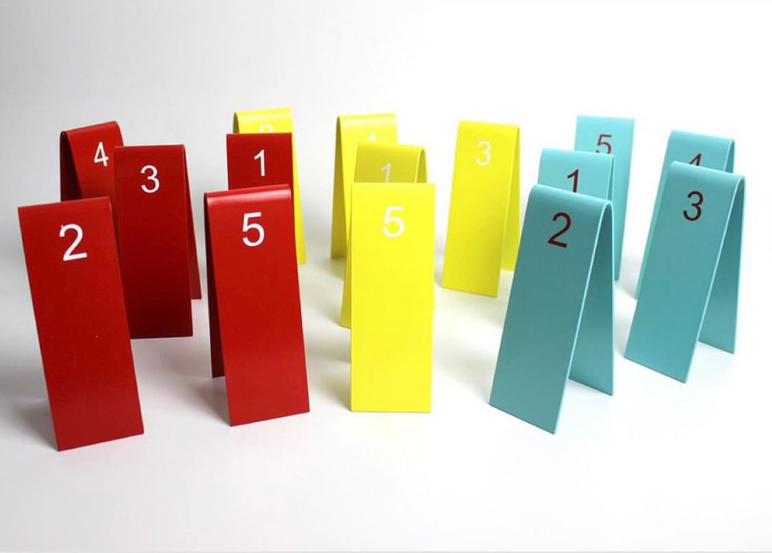 İşletmeye özel renklere boyanabilen, V formundaki sade metal masa numarası.