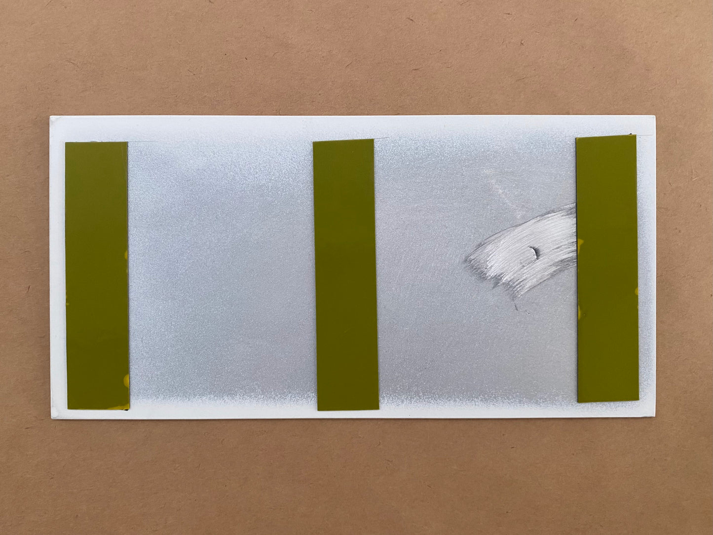 Arka yüzeyinde çift taraflı bant bulunan, kolay monte edilebilen Braille oda tabelası.