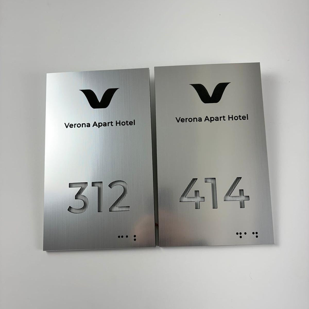 Braille kabartma uygulamalı LED ışıklı paslanmaz çelik otel oda numarası tabelası