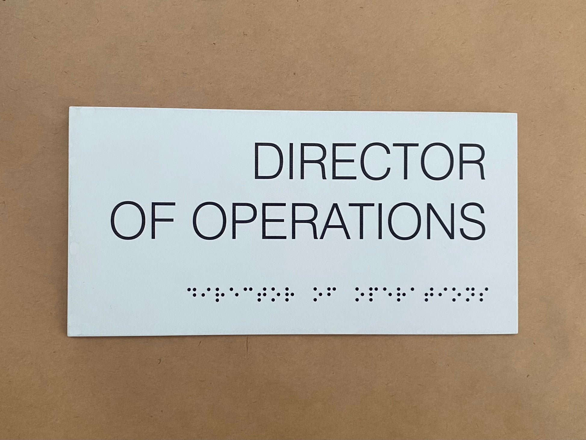UV baskı teknolojisiyle üretilmiş, Braille uyumlu işletme tabelası.