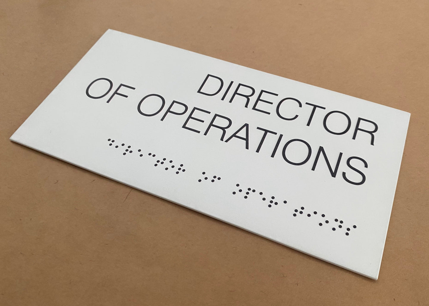 Erişilebilirlik denetimlerinde kullanılabilecek Braille kabartmalı oda levhası.