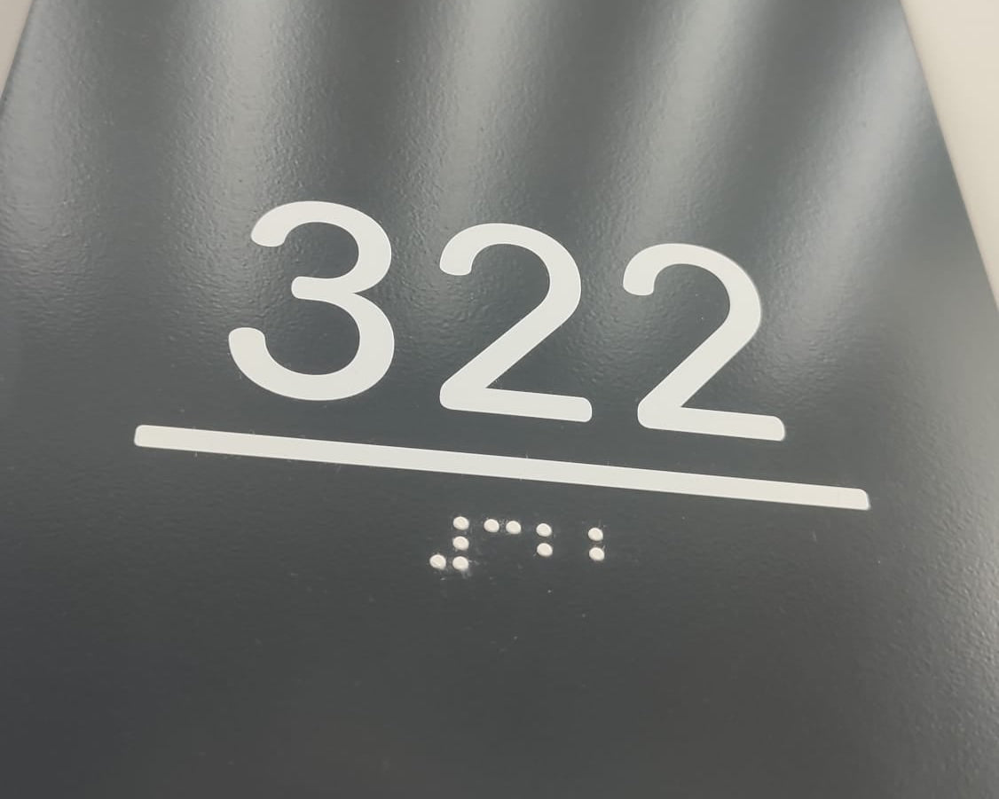 Kabartma Braille yazıya sahip şık siyah metal kapı tabelası, otel kullanımına uygun