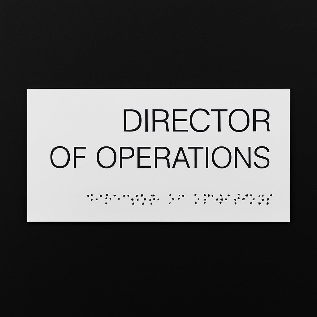 Braille alfabesiyle hazırlanmış otel ve ofis kapı isimliği, beyaz kabartma harflerle erişilebilir tasarım.