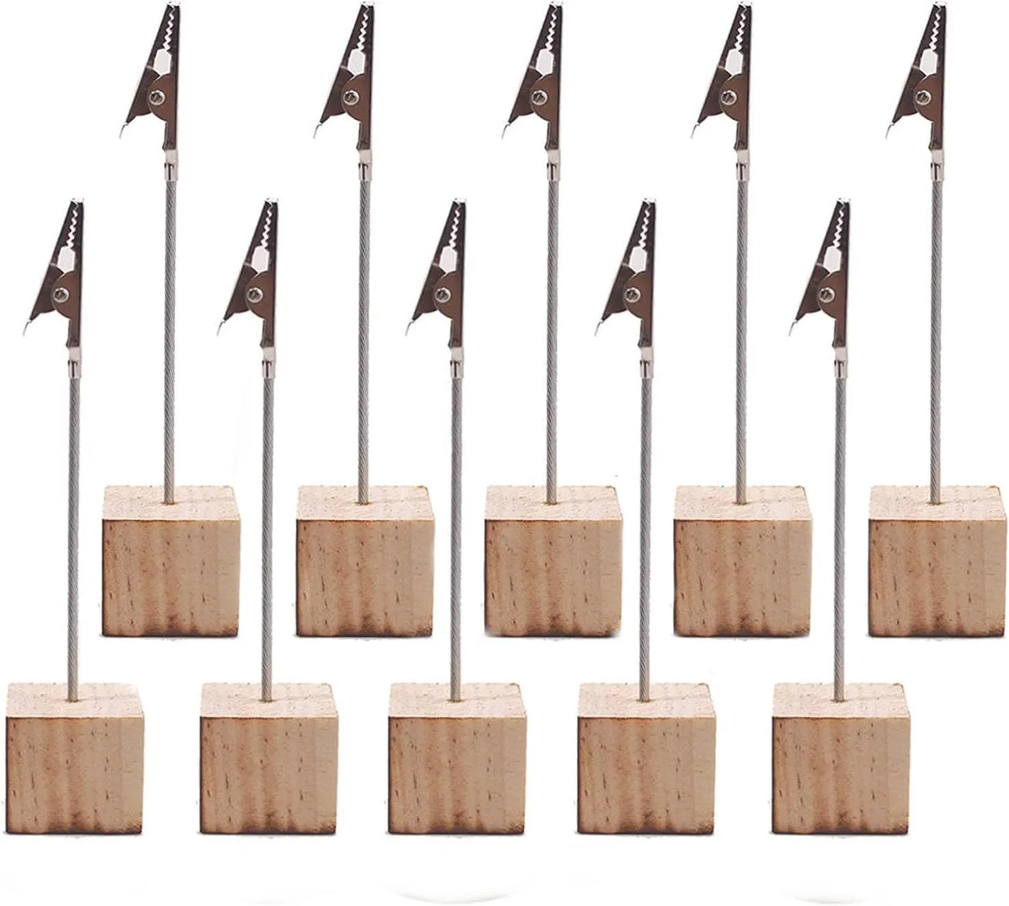 Büfelerde ürün bilgilerini sunmak için uygun ahşap küp ayaklı not ve etiket standı.