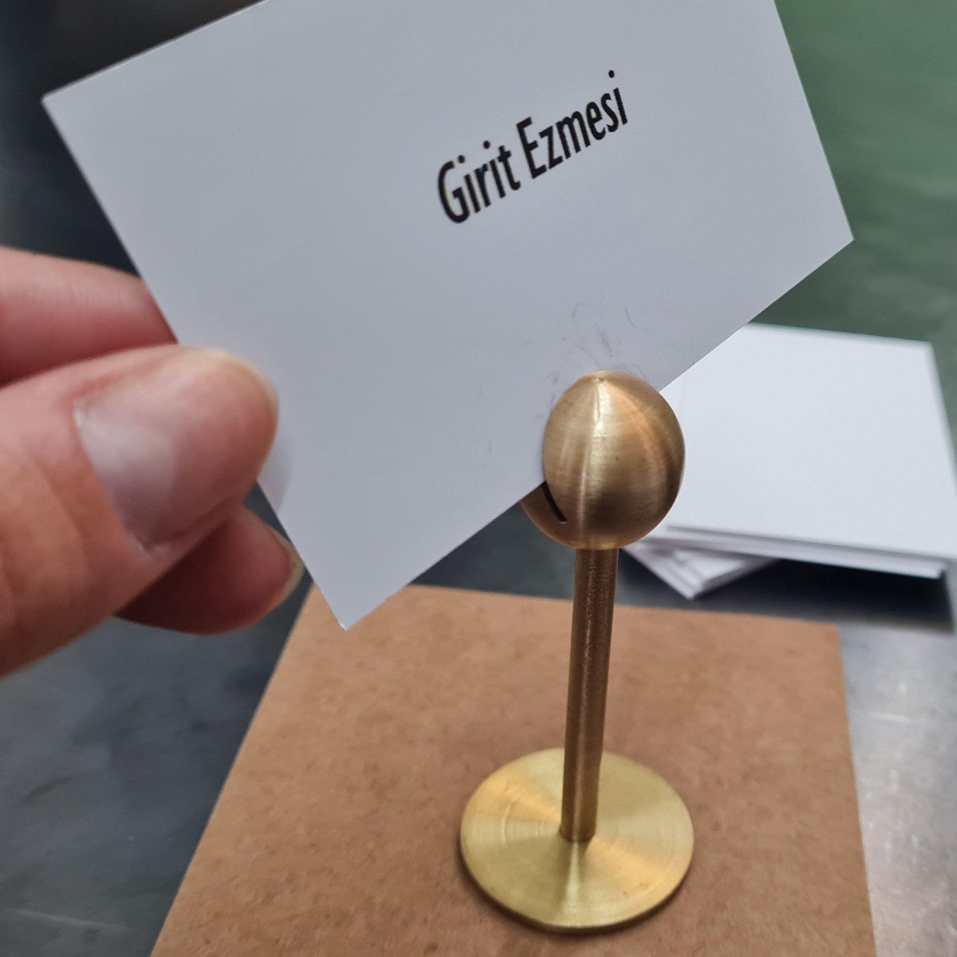 Büfe sunumlarında estetik görünüm sağlayan pirinç kartlık modeli.