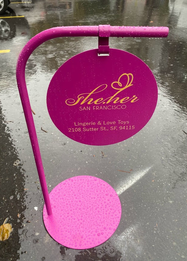 Butik mağaza girişinde kullanılan kaldırım tabelası