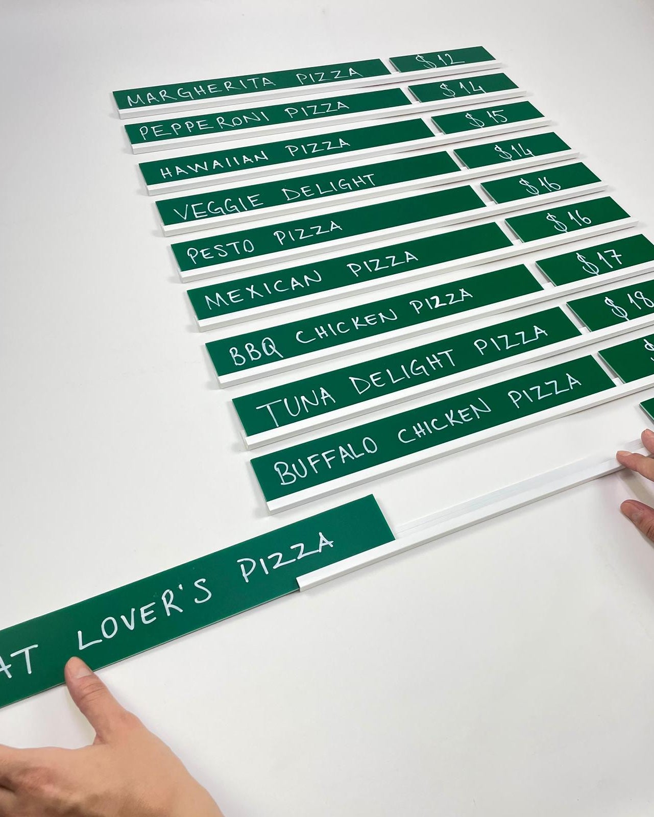 Butik mağazalar için yaz-sil fiyat panosu, çift renkli siyah yeşil yüzey,ray sistemi