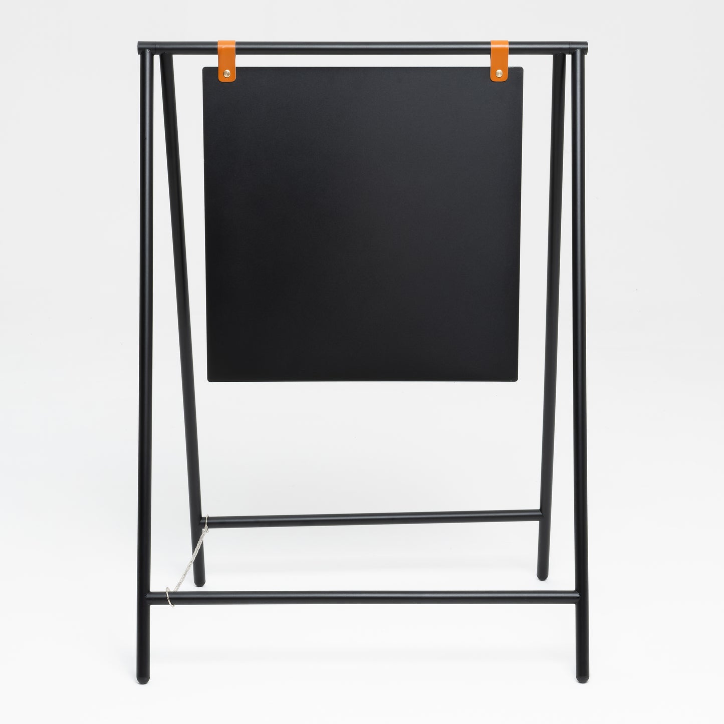 Geniş yüzey alanına sahip büyük boy A stand tabela görseli.