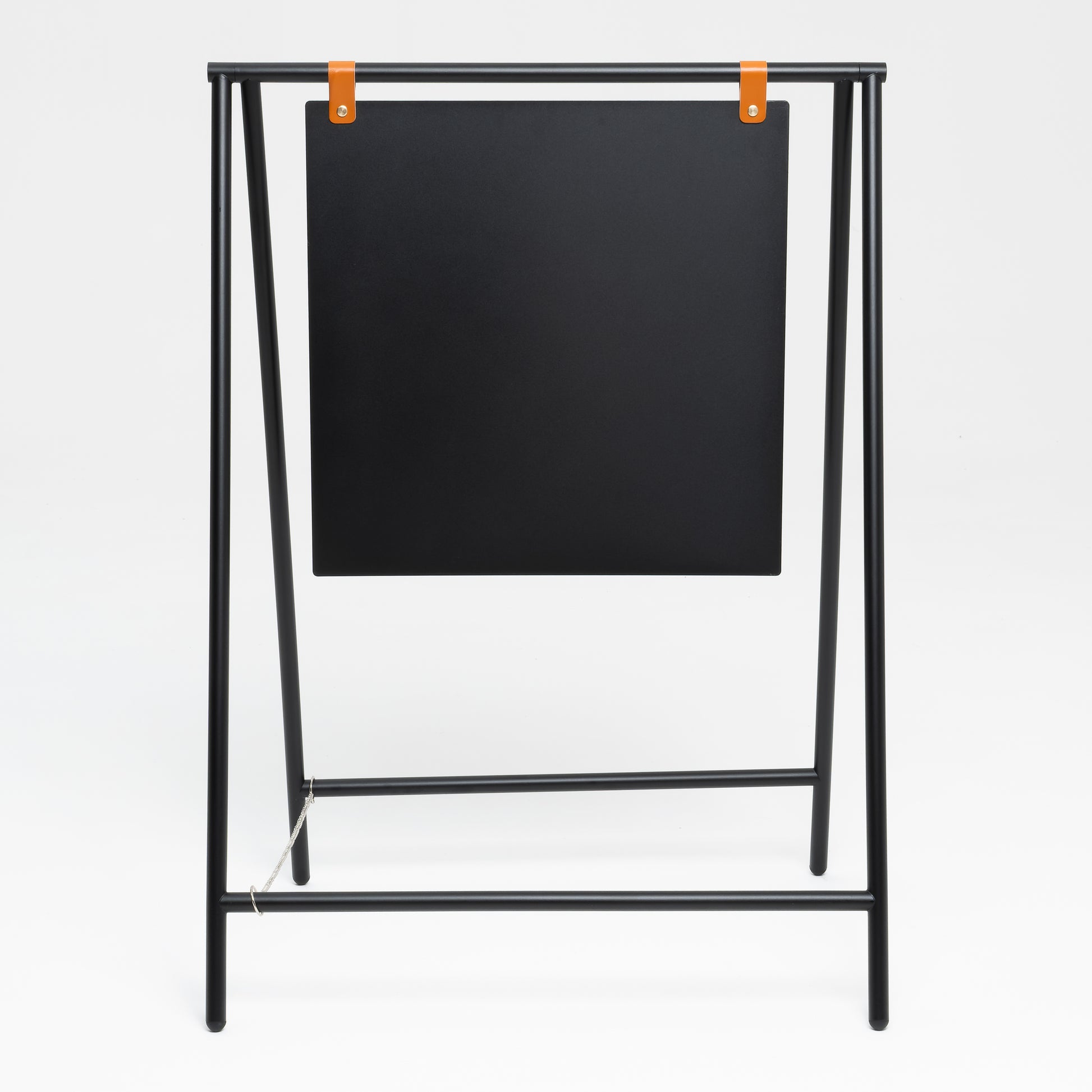 Geniş yüzey alanına sahip büyük boy A stand tabela görseli.