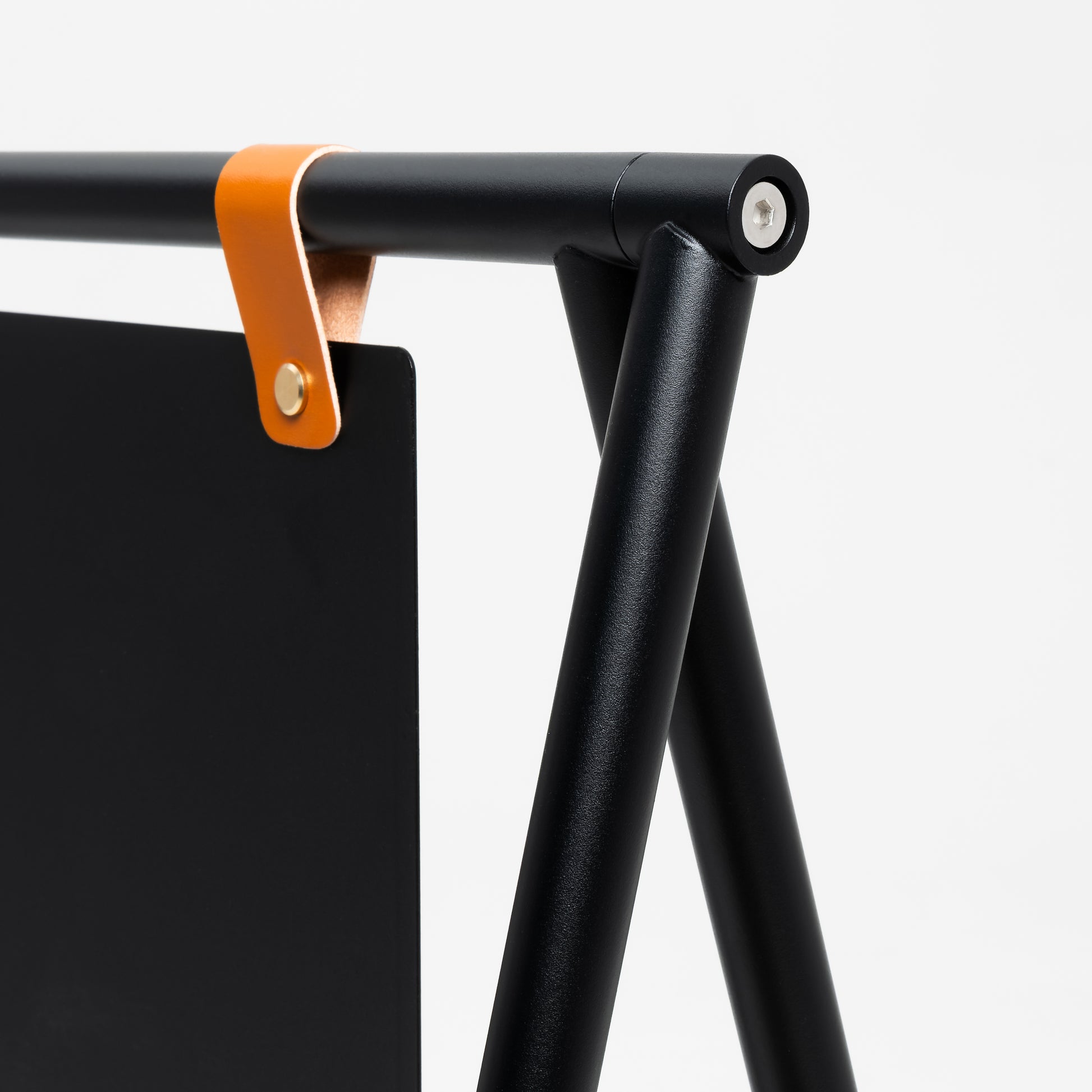 Suni deri askı detayıyla estetik görünüm sunan büyük boy tabela.