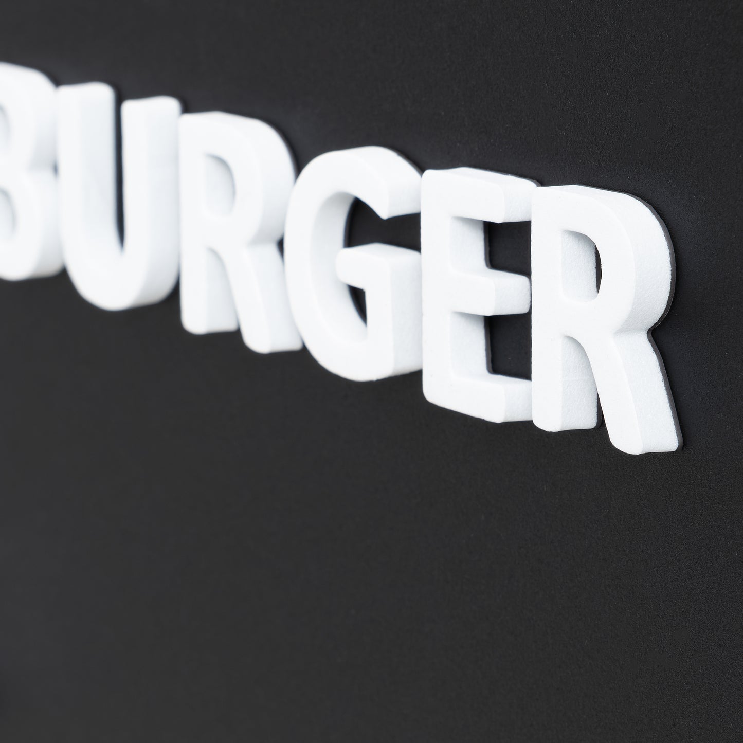 Mıknatıslı pano yapısının detaylı görünümü, içerik değiştirme kolaylığı gösterir.