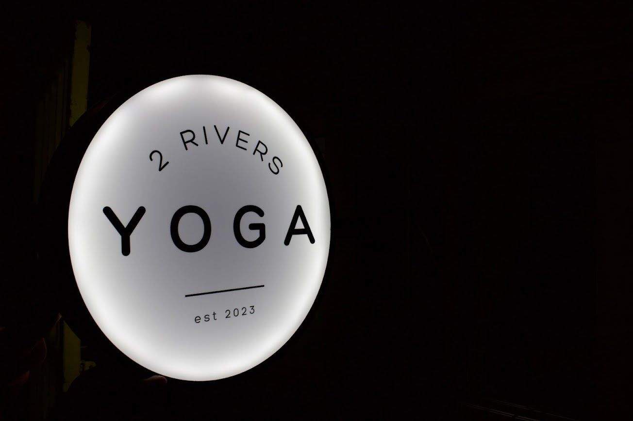 Kafe dış cephesi için özel ışıklı tabela, sade ve etkili bir görünüm sunar.