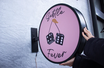 Kafe dış cephesi için özel ışıklı tabela, sade ve etkili bir görünüm sunar.