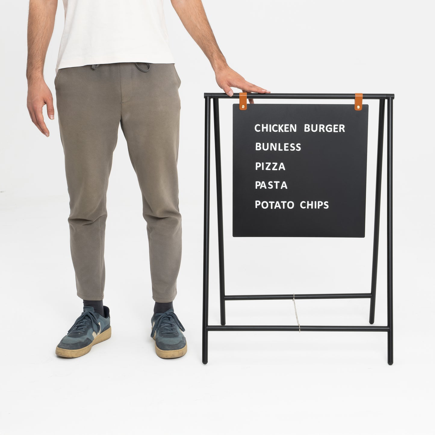 Kafeler için mıknatıslı sistemle güncellenebilen büyük boy tabela