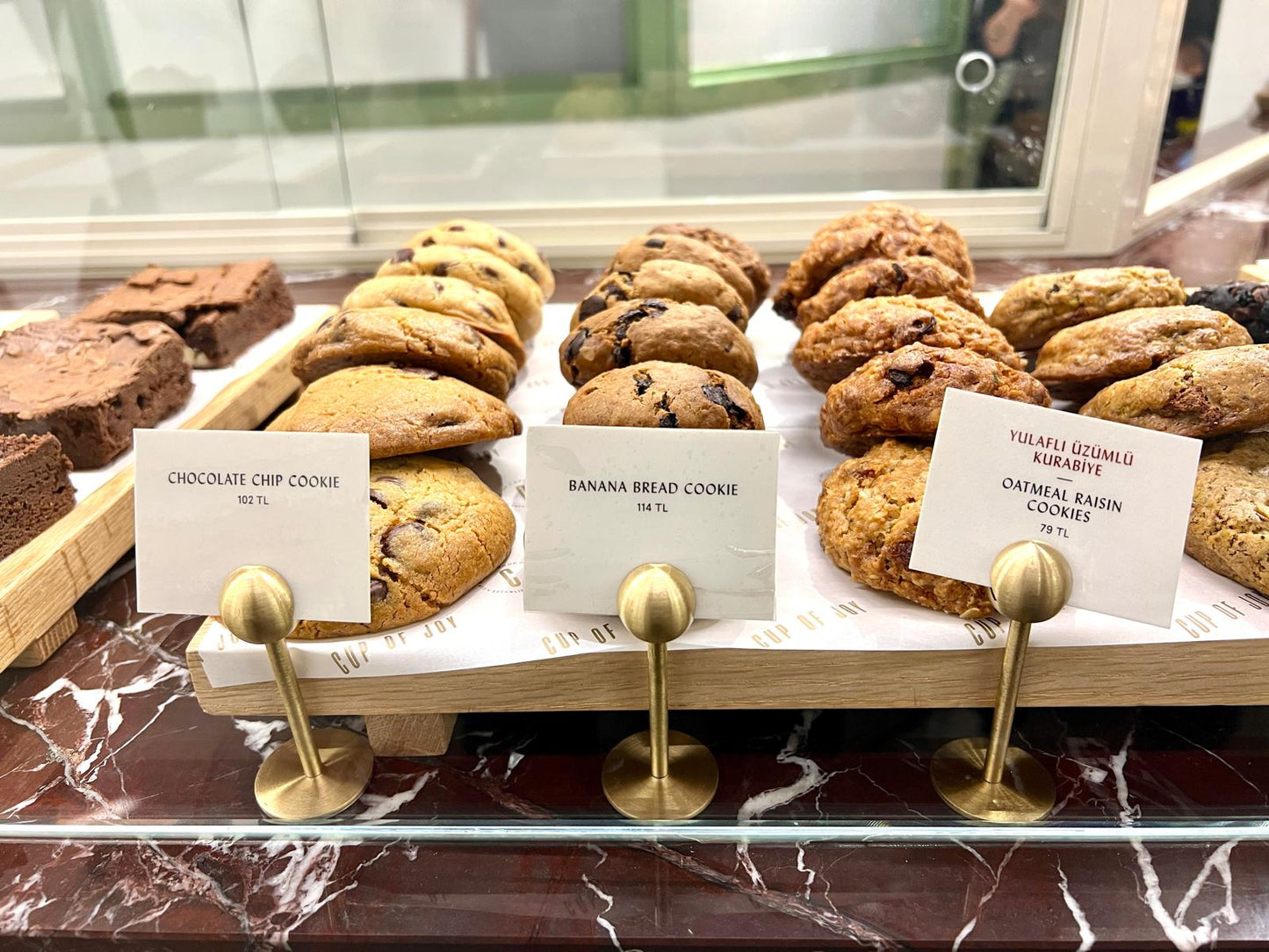  Kafelerde ürün sunumu için şık bir kart tutucu alternatifi.