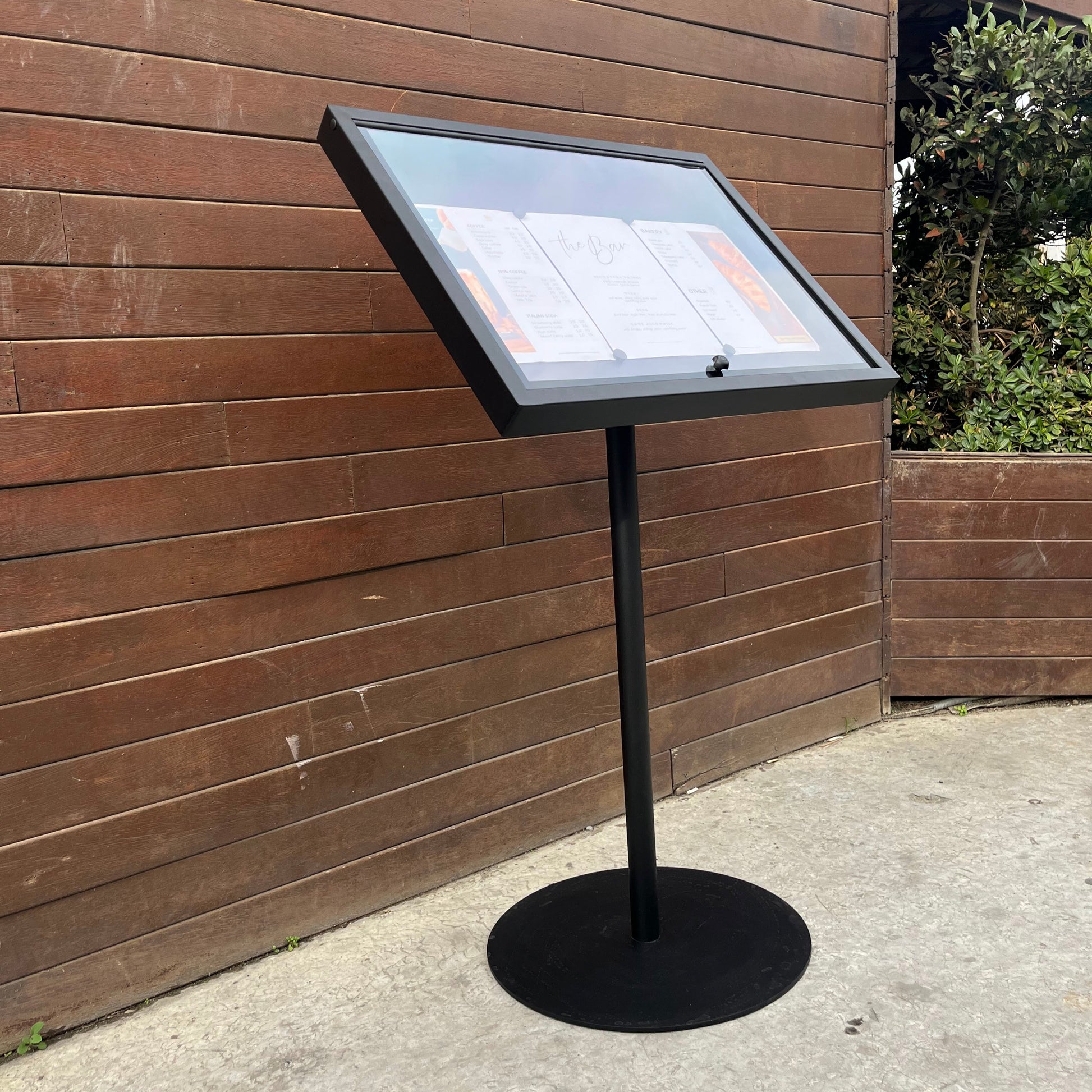 Restoran ve kafeler için özel tasarlanmış ayaklı menü panosu, menüleri net ve düzenli bir şekilde sergiler.