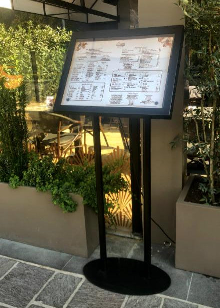 Kafeler, restoranlar ve oteller için ideal, LED ışıklı ayaklı menü panosu.