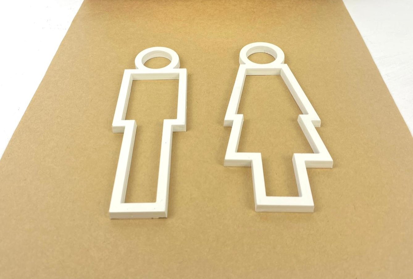 Restoran girişi için sade tuvalet yönlendirme sembolü