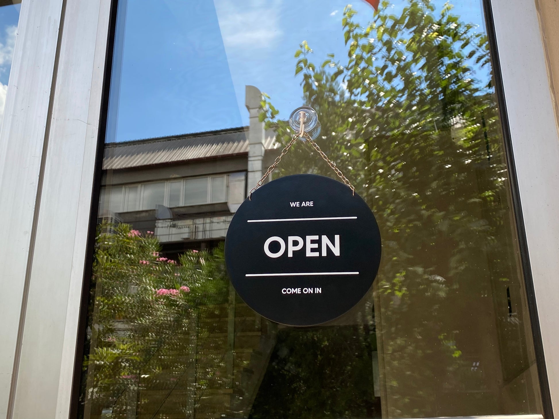 Cam kapıya monte edilmiş zincirli metal açık kapalı levha