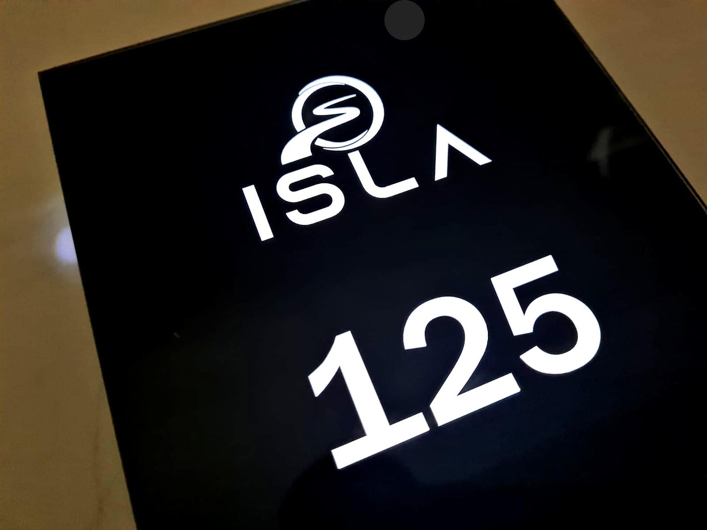 Cam yüzeyli ve çinko alaşımlı gövdeye sahip şık tasarımlı akıllı oda paneli