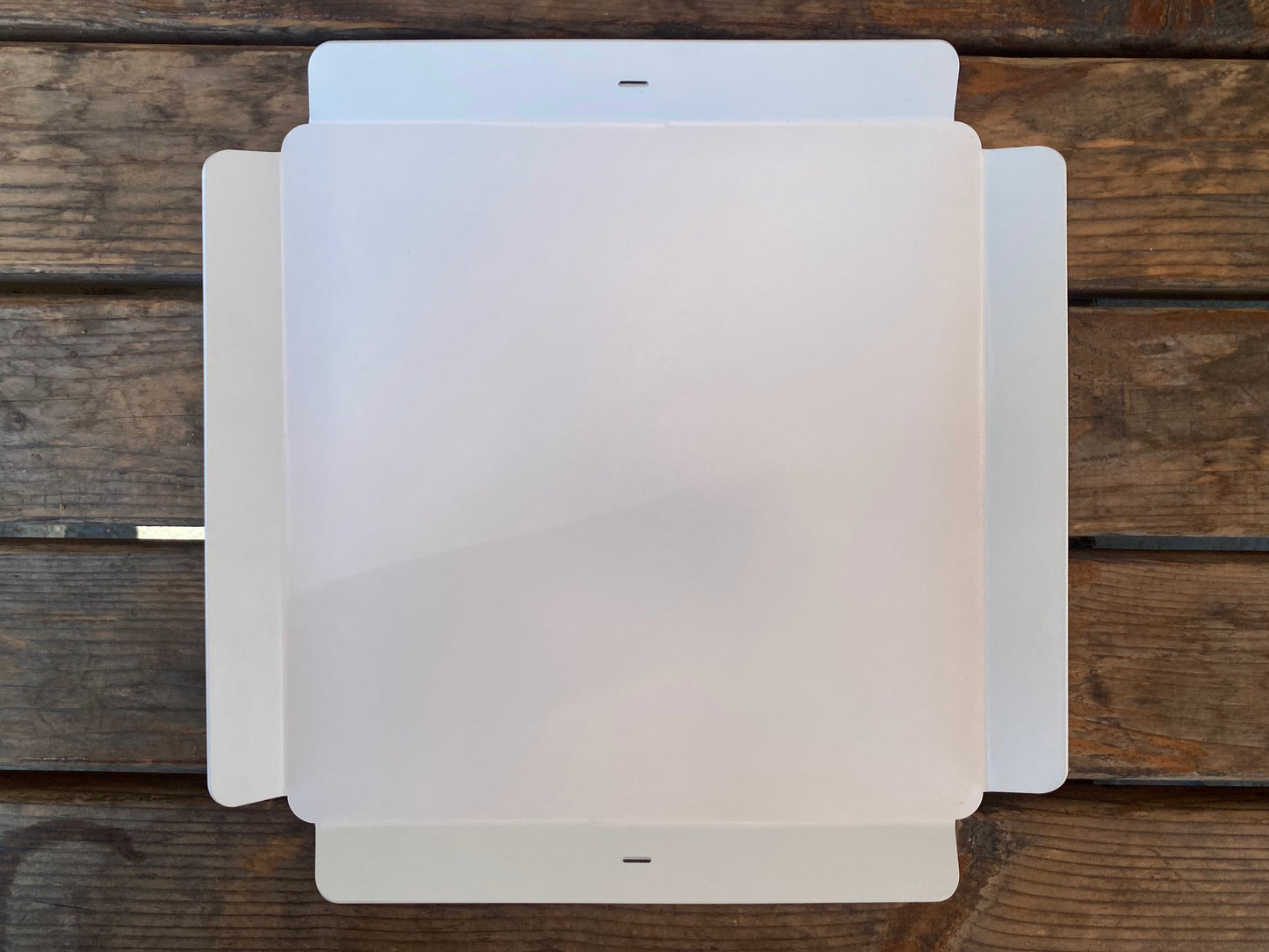 Catering ve organizasyonlarda sunum için kullanılan metal tepsi.