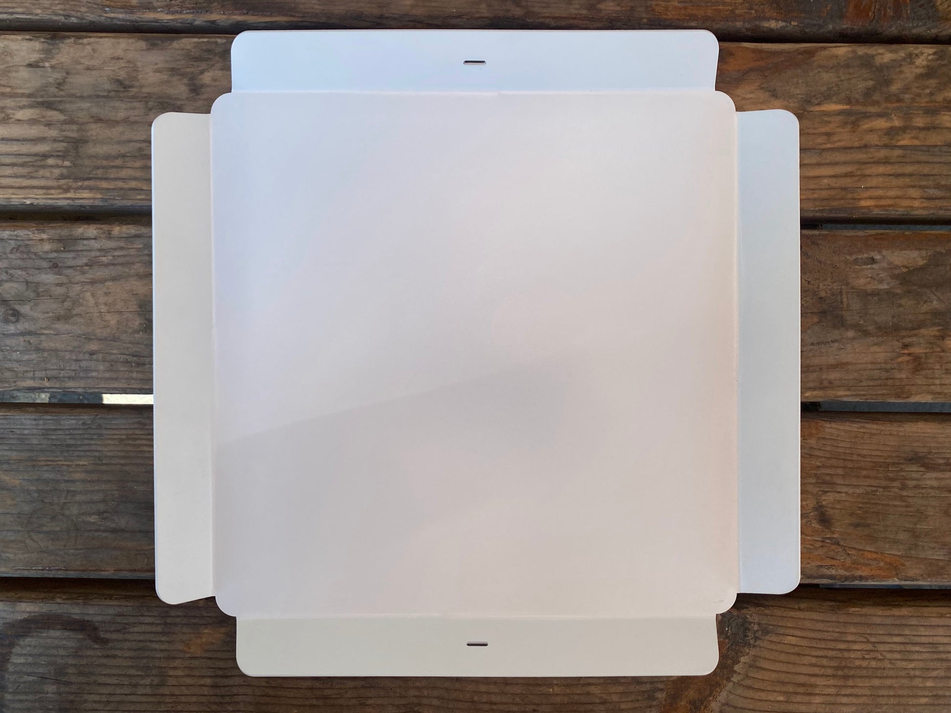 Catering ve organizasyonlarda sunum için kullanılan metal tepsi.