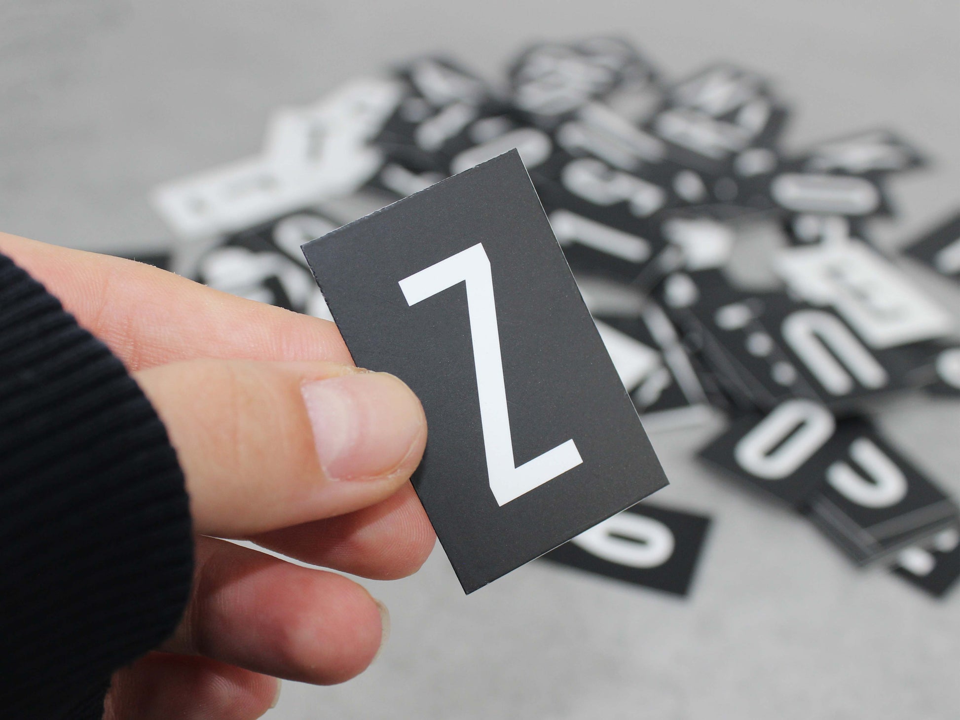 Modern tasarıma sahip siyah beyaz menü harfleri.