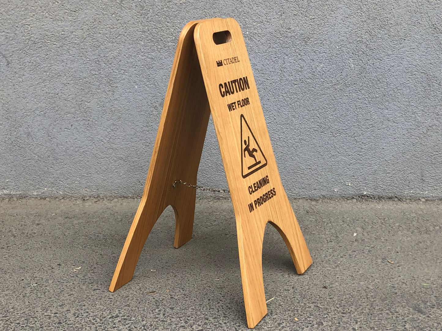 Çift taraflı tabela yapısının yandan görünümü