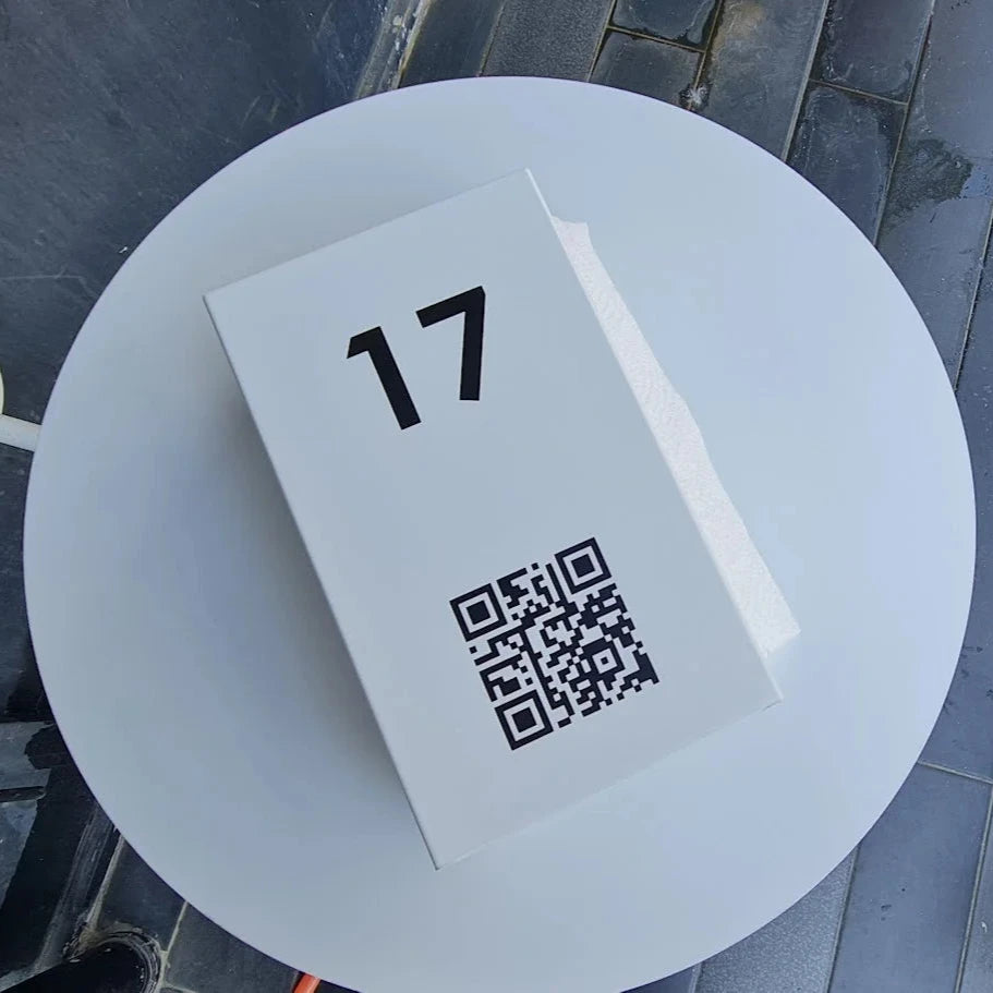 Çift taraflı UV baskılı beyaz metal peçetelik, hem masa numarası hem QR menü içerir.