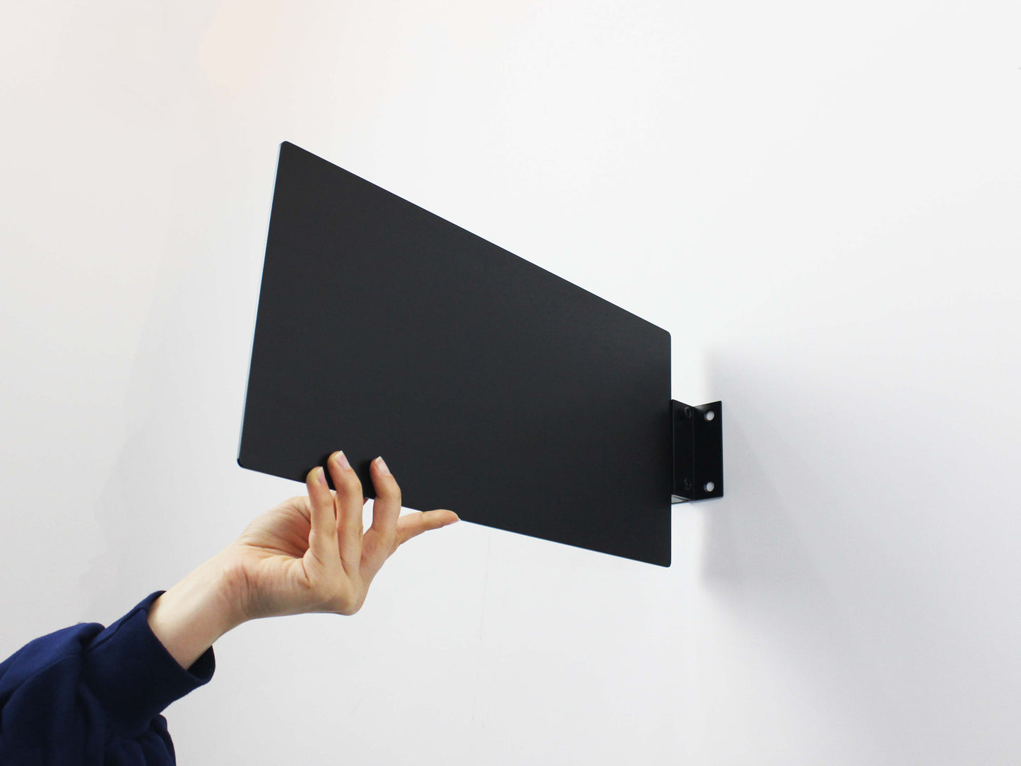 Çift taraflı olarak tasarlanmış tabela, her iki yüzeyde de görünürlük sağlıyor.

