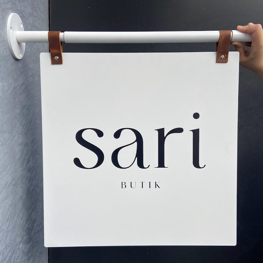 İç ve dış mekâna uygun çift taraflı kullanım sunan tabela

