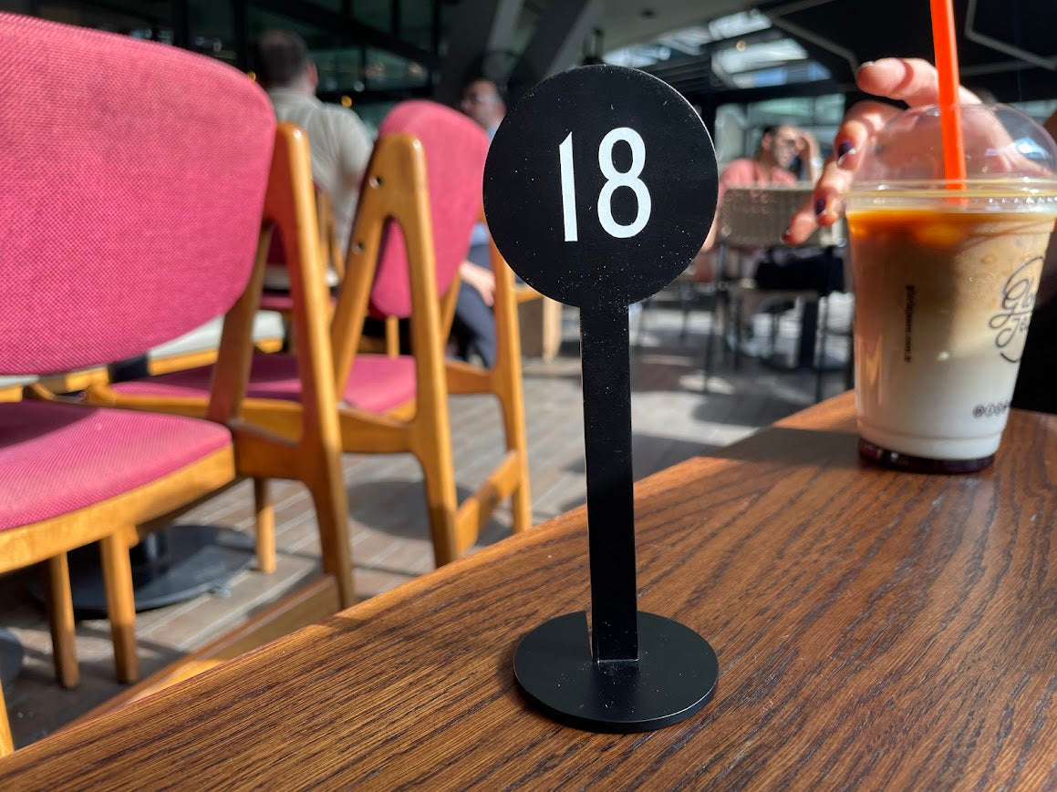 Her iki yönden de görünürlük sağlayan çift taraflı masa numarası.