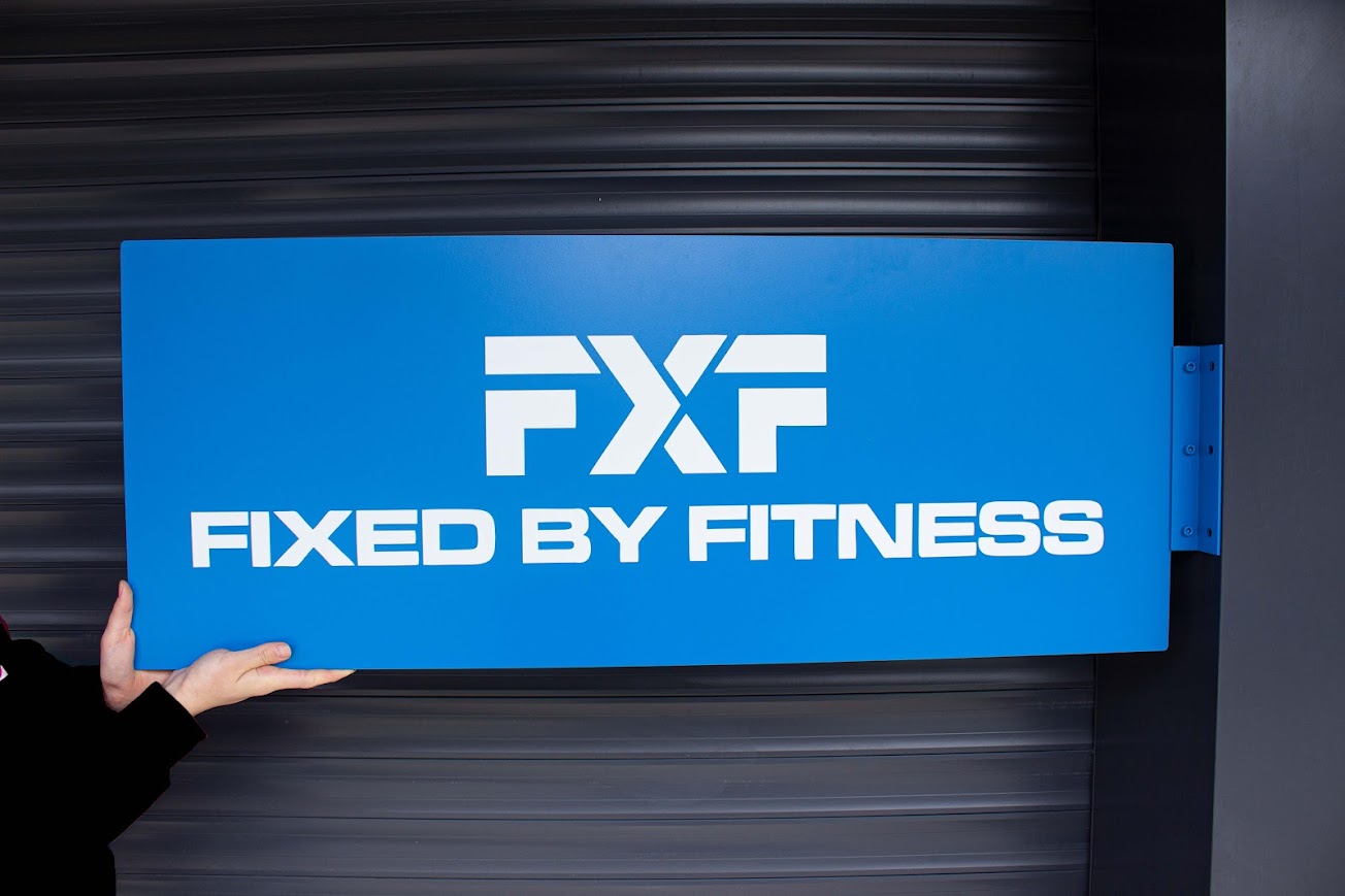 İki yüze de baskı yapılmış çift taraflı kullanım özelliğiyle dikkat çeken tabela.