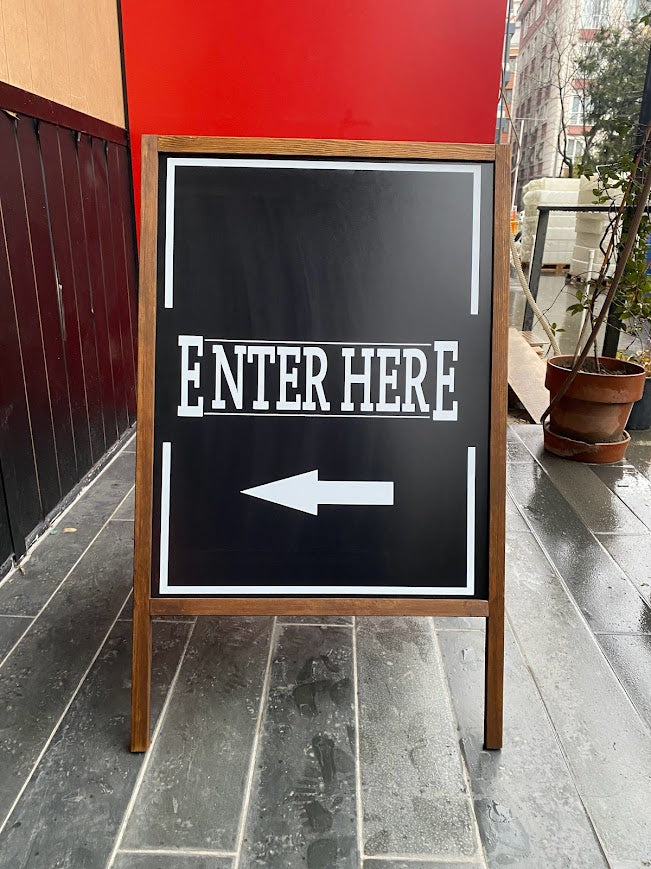 Her iki yüzeyi de kullanılabilen çift taraflı sandviç tabela