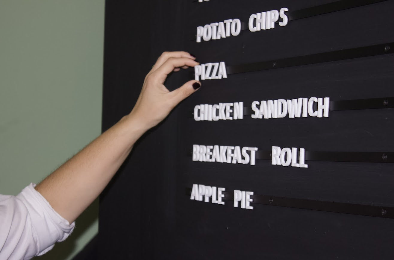 Farklı alanlarda kullanılabilen çok fonksiyonlu metal pano.