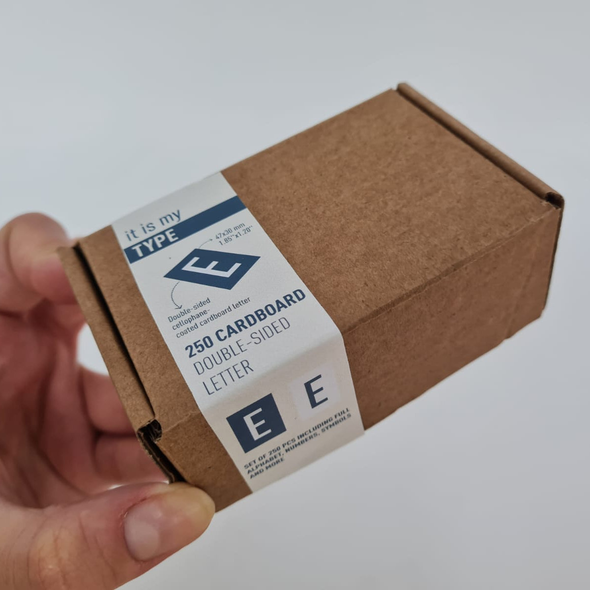 Dayanıklı selofan kaplamalı uzun ömürlü harfler.