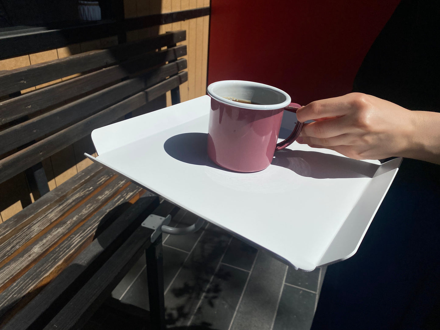 Günlük yoğun kullanıma uygun dayanıklı metal garson tepsisi.