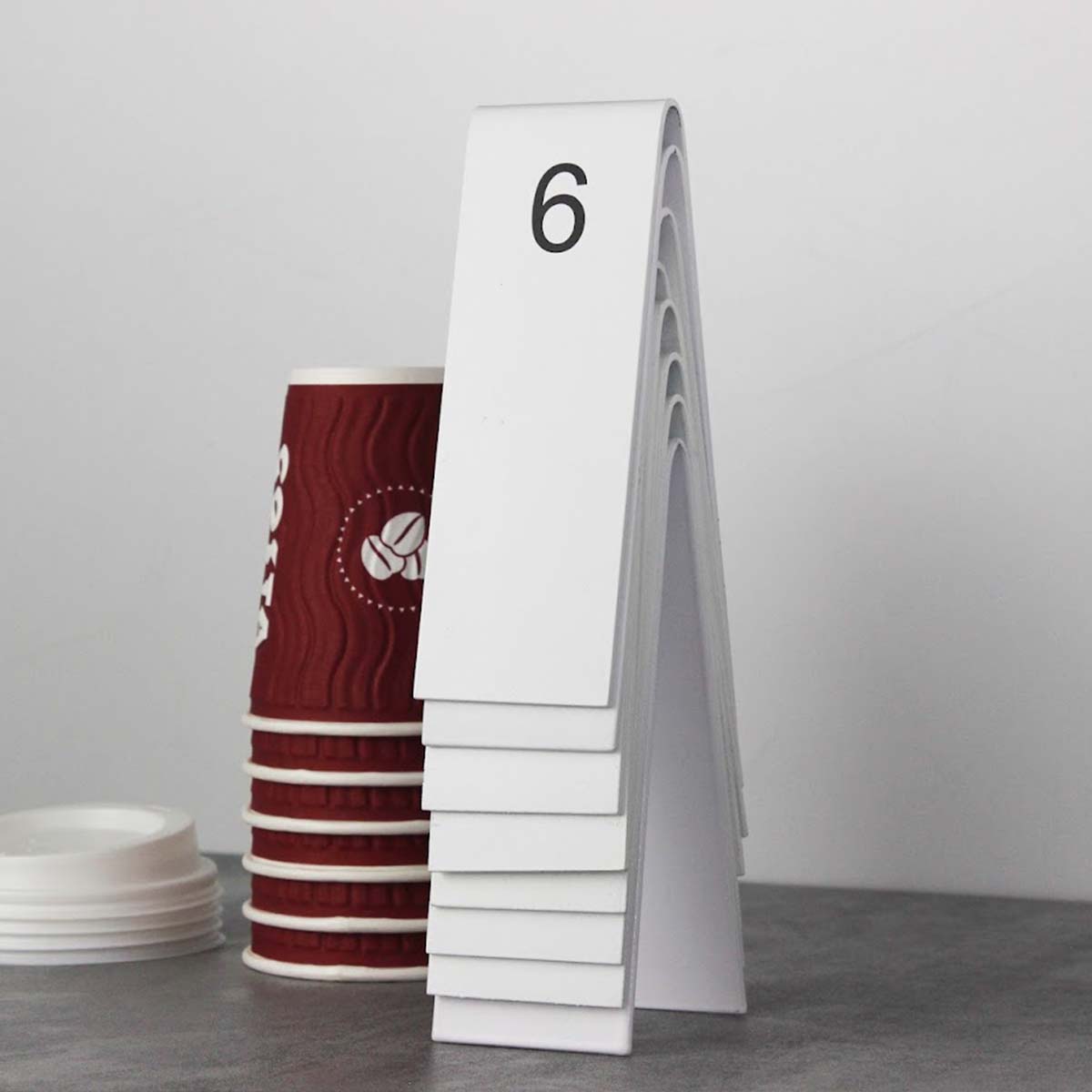 Rüzgara dayanıklı yapısı ile hem iç hem dış mekanlara uygun sade masa etiketi.