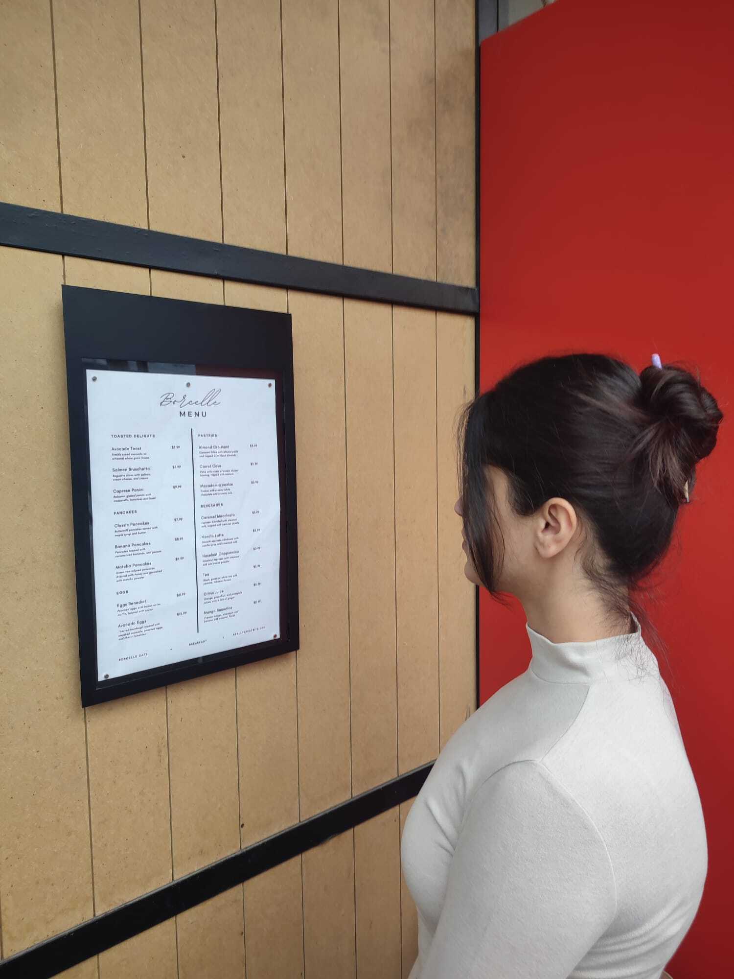 Metal malzemeden üretilmiş, sağlam ve uzun ömürlü menü kutusu.