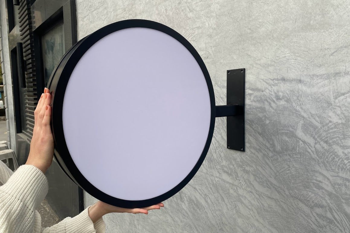 Pleksi ve metal malzemeden üretilmiş dayanıklı reklam tabelası.