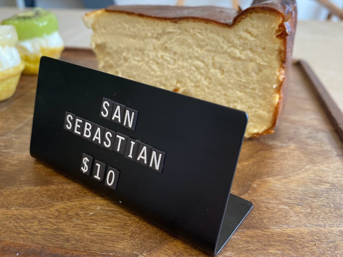 Yazısı kolayca değiştirilebilen standlı etiket.

