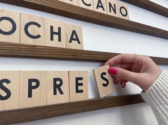 Ahşap harflerle yazılabilen çok amaçlı duvar menü panosu.