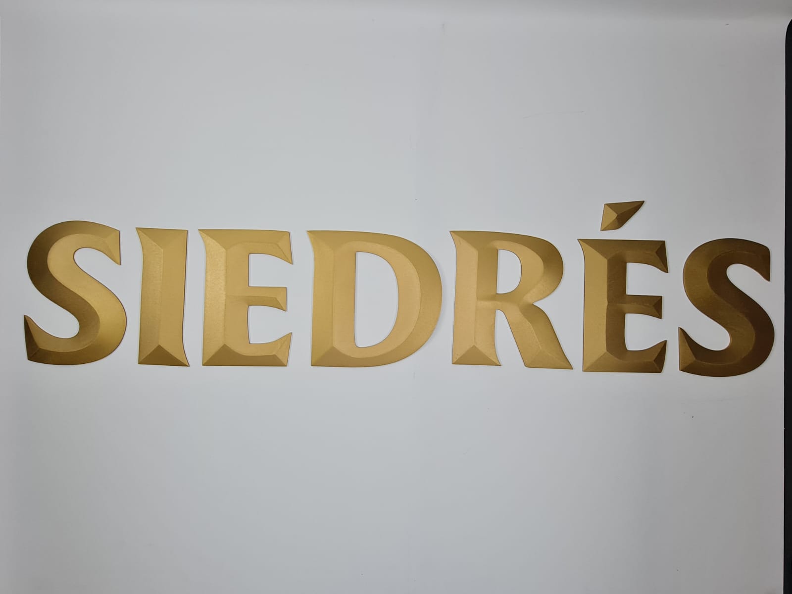 Mekân dekorasyonunu güçlendiren dekoratif 3D harf yazı