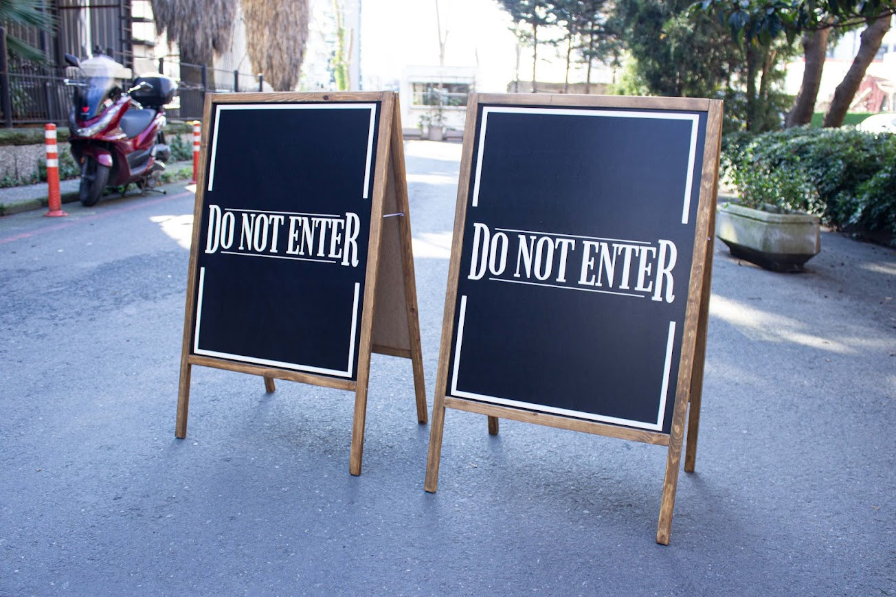 Dikkat çekici dekoratif kaldırım tabelası dış mekânda