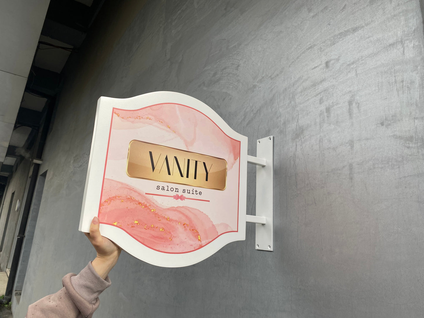 Vida detayları göz alıcı bir uyumla tasarlanmış kıvrımlı formda giriş tabelası.